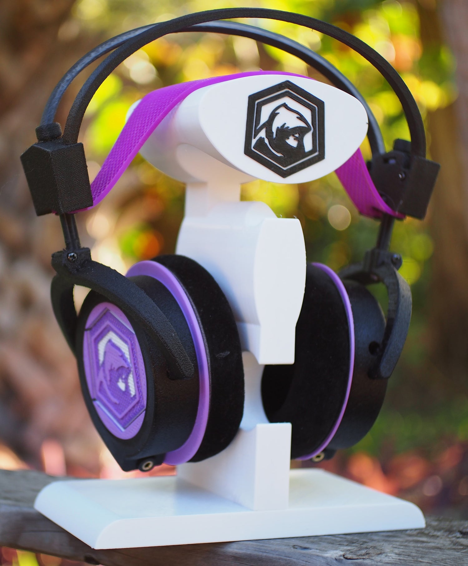 M57 - Lyra, customized headphone and stand. Uses static headband.